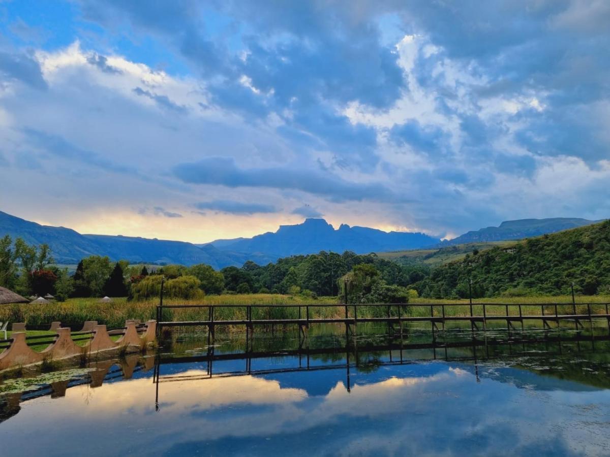 Dragon Peaks Mountain Resort Champagne Valley Exterior foto
