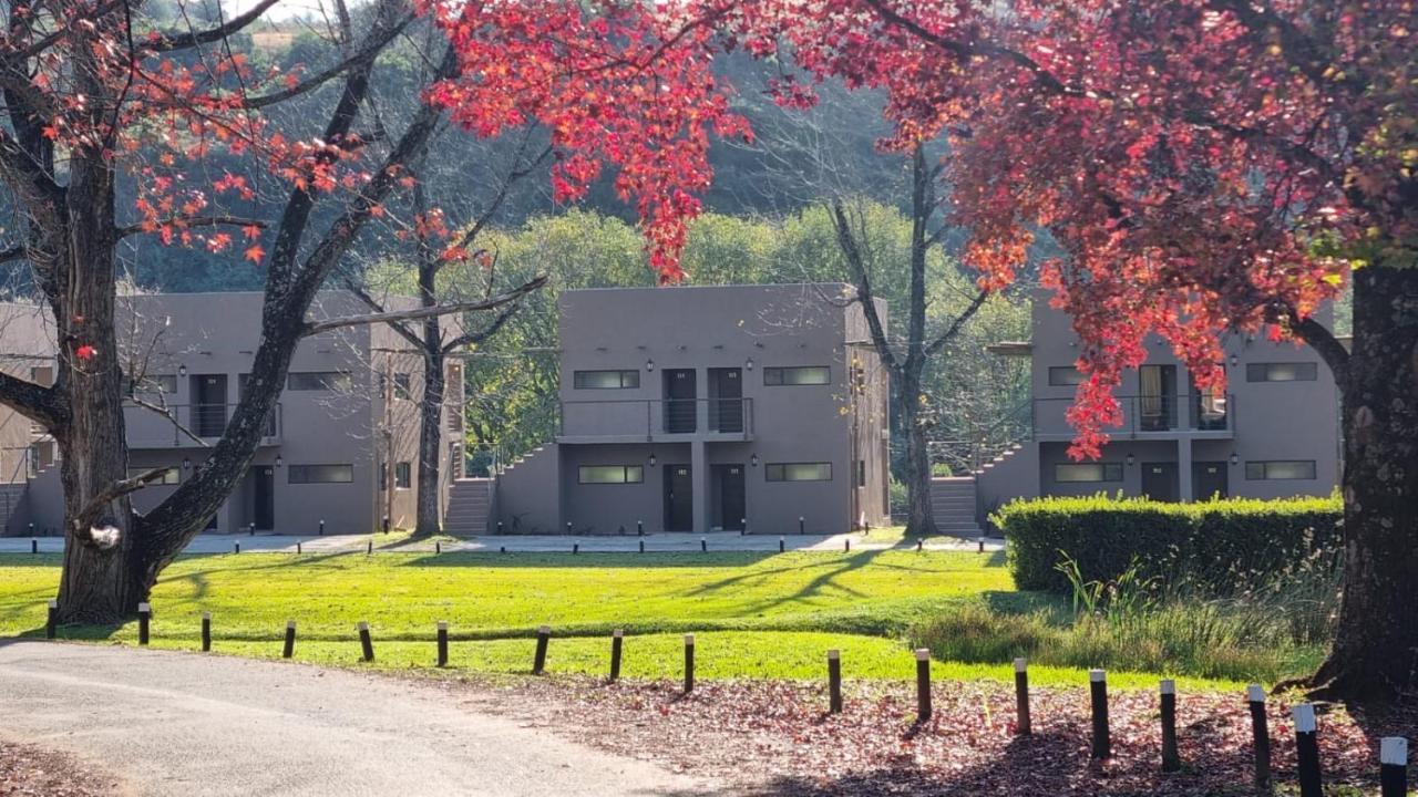 Dragon Peaks Mountain Resort Champagne Valley Exterior foto