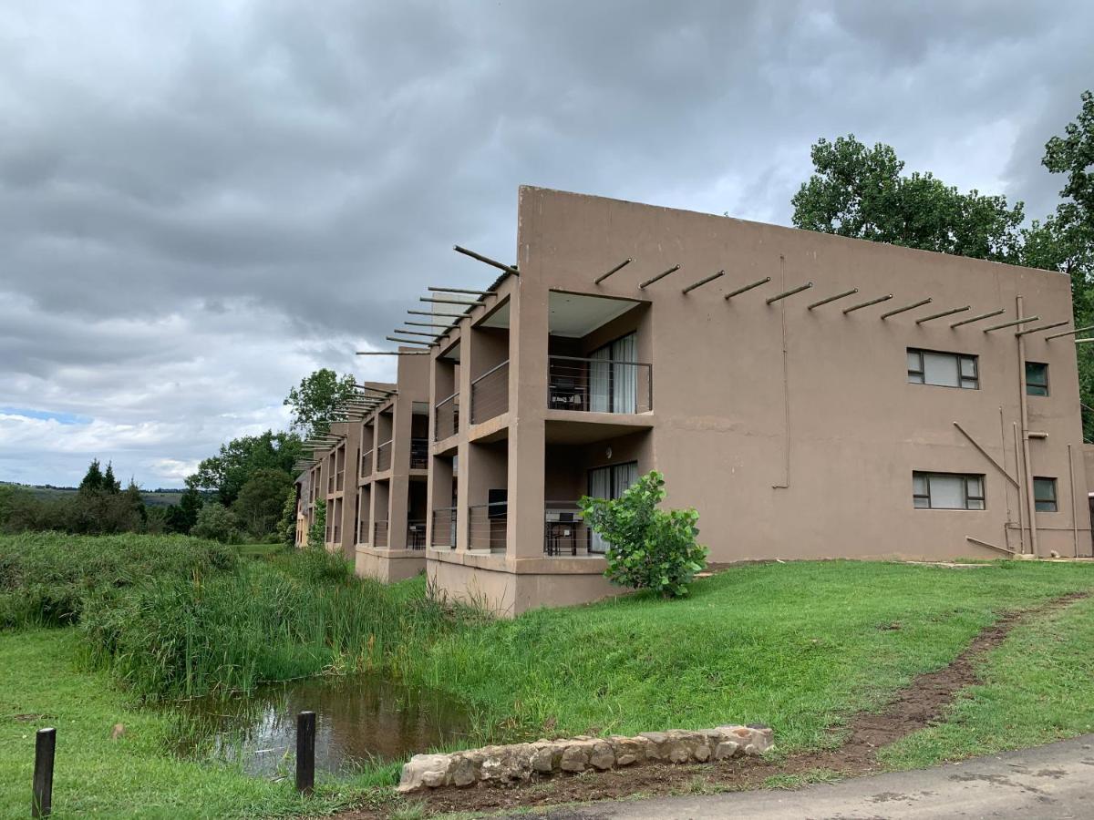 Dragon Peaks Mountain Resort Champagne Valley Exterior foto